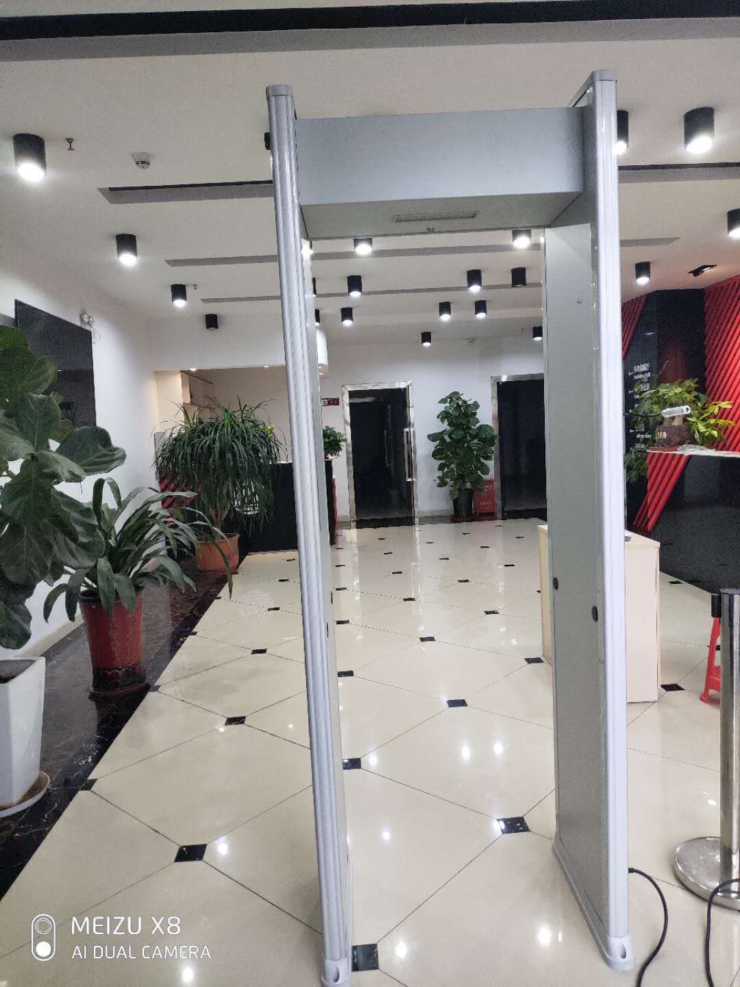 測(cè)溫安檢門效果視頻